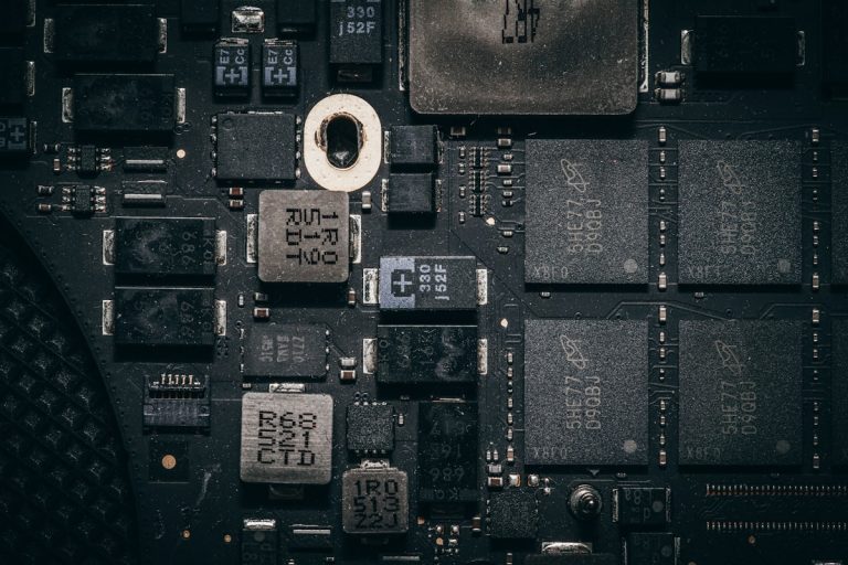 Apple M4 vs Intel Core Ultra vs AMD Ryzen AI: el duelo de chips 2025